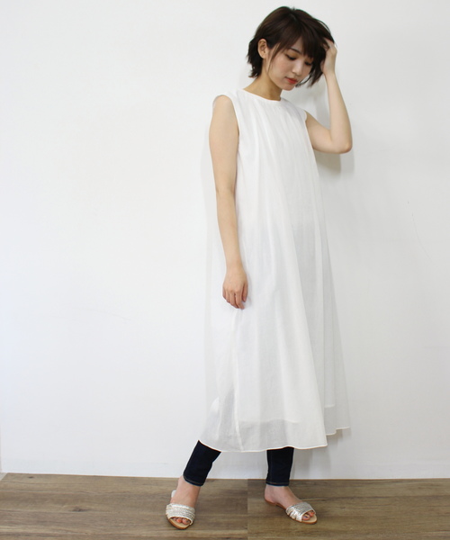 ottilie（オティーリエ）の「ネックギャザーノースリーブワンピース（ワンピース・レディース・オフホワイト/ブラック/ベージュ/ブラウン・FREE）」の2枚目の写真