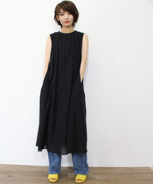 ottilie（オティーリエ）の「ネックギャザーノースリーブワンピース（ワンピース・レディース・オフホワイト/ブラック/ベージュ/ブラウン・FREE）」の3枚目の写真