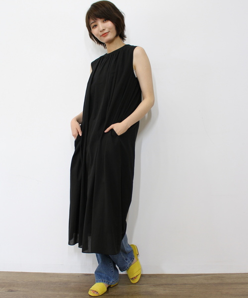 ottilie（オティーリエ）の「ネックギャザーノースリーブワンピース（ワンピース・レディース・オフホワイト/ブラック/ベージュ/ブラウン・FREE）」の13枚目の写真