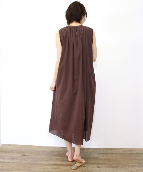 ottilie（オティーリエ）の「ネックギャザーノースリーブワンピース（ワンピース・レディース・オフホワイト/ブラック/ベージュ/ブラウン・FREE）」の17枚目の写真