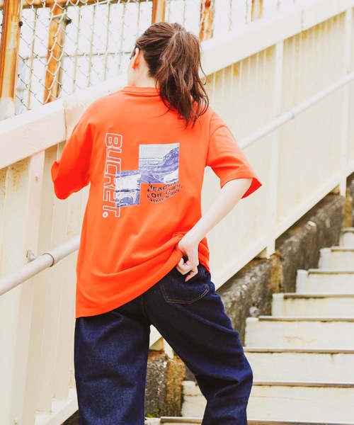 LB/S (エルビーエス)の「【BUCKET/バケット】バックプリントビッグTシャツ ビッグシルエット(Tシャツ/カットソー・レディース・オレンジ/ブラック・LARGE/MEDIUM)」の2枚目の写真