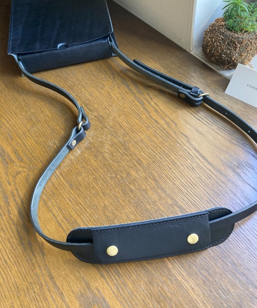 TIDEWAY（タイドウェイ）の「Ag+LEATHER BLACK&WHITE 抗菌ショルダーパッド（ショルダーバッグ・レディース・ホワイト/ブラック・FREE）」の7枚目の写真