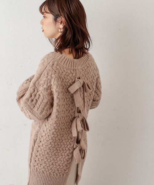 natural couture(ナチュラルクチュール)の「【WEB限定カラー有り】キャッチーなバックリボンケーブルニット(ニット/セーター・レディース・オフホワイト/ミント/モカ/ピンクベージュ/チャコール・FREE)」の5枚目の写真
