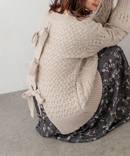 natural couture(ナチュラルクチュール)の「【WEB限定カラー有り】キャッチーなバックリボンケーブルニット(ニット/セーター)」|オフホワイト