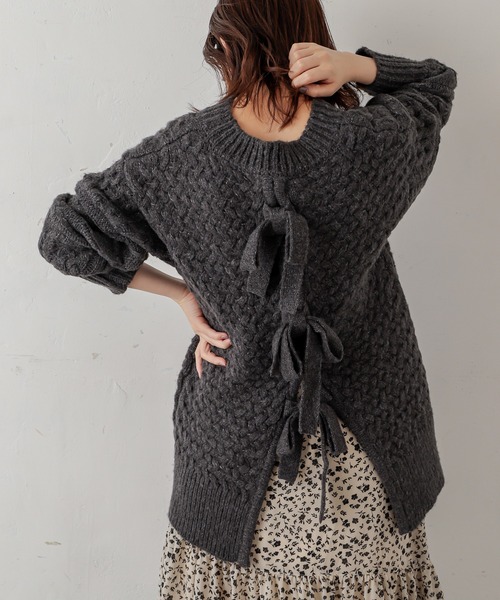 natural couture(ナチュラルクチュール)の「【WEB限定カラー有り】キャッチーなバックリボンケーブルニット(ニット/セーター・レディース・オフホワイト/ミント/モカ/ピンクベージュ/チャコール・FREE)」の2枚目の写真