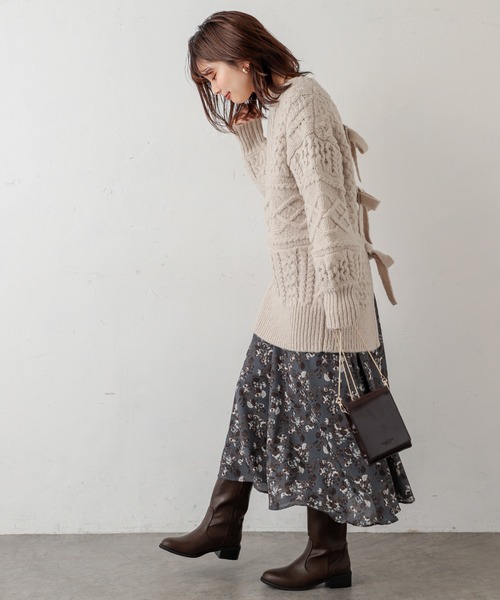 natural couture(ナチュラルクチュール)の「【WEB限定カラー有り】キャッチーなバックリボンケーブルニット(ニット/セーター・レディース・オフホワイト/ミント/モカ/ピンクベージュ/チャコール・FREE)」の9枚目の写真