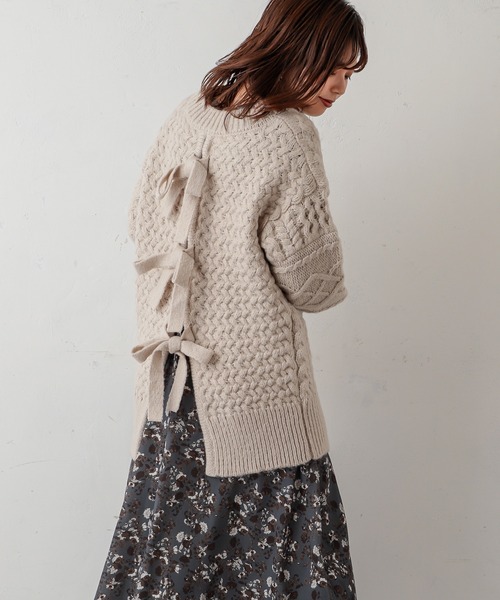 natural couture(ナチュラルクチュール)の「【WEB限定カラー有り】キャッチーなバックリボンケーブルニット(ニット/セーター・レディース・オフホワイト/ミント/モカ/ピンクベージュ/チャコール・FREE)」の8枚目の写真