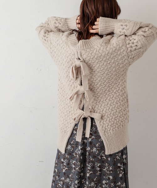 natural couture(ナチュラルクチュール)の「【WEB限定カラー有り】キャッチーなバックリボンケーブルニット(ニット/セーター・レディース・オフホワイト/ミント/モカ/ピンクベージュ/チャコール・FREE)」の7枚目の写真