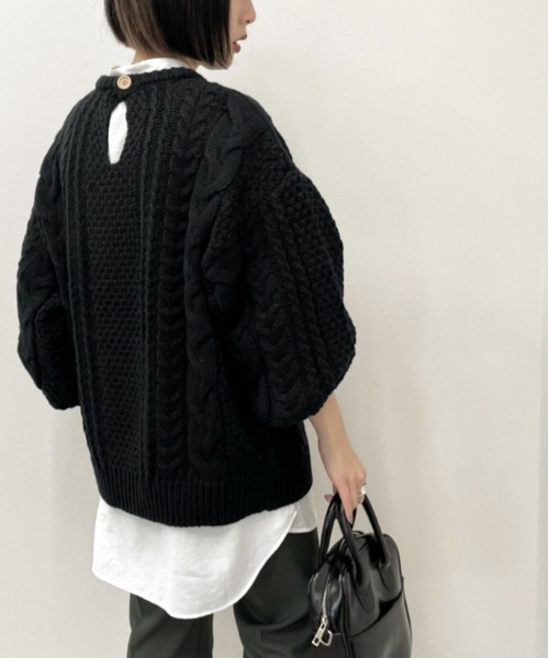 apres jour mignon（アプレジュールミニョン）の「ケーブルバックボタンニット【ZOZOTOWN限定アイテム】（ニット/セーター・レディース・パープル/ブラック/クリーム・X-LARGE/フリー）」の2枚目の写真