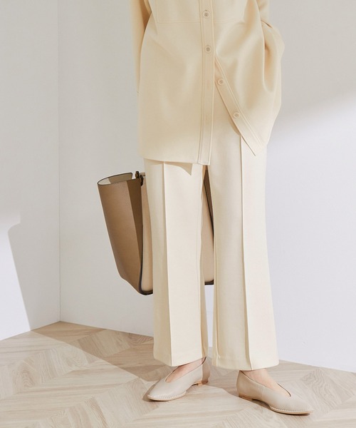 ROPE'（ロペ）の「【洗える】【セットアップ対応】ライトダンボールバックスリットフレアパンツ（その他パンツ・レディース・オフホワイト/オレンジ/ベージュ・38/36）」の2枚目の写真