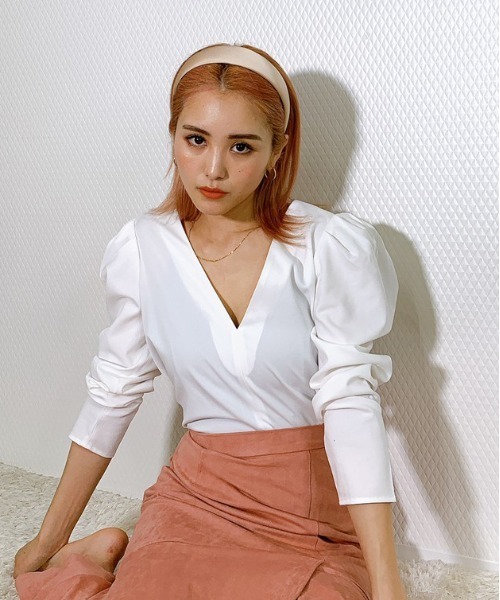 SHEER flow（シアーフロウ）の「【インフルエンサー 森暖奈プロデュースアイテム】Vネックパワショルブラウス（シャツ/ブラウス・レディース・オフホワイト・FREE）」の5枚目の写真