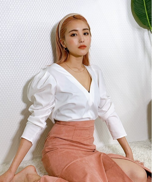 SHEER flow（シアーフロウ）の「【インフルエンサー 森暖奈プロデュースアイテム】Vネックパワショルブラウス（シャツ/ブラウス・レディース・オフホワイト・FREE）」の6枚目の写真