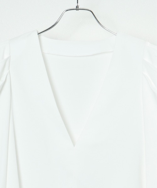 SHEER flow（シアーフロウ）の「【インフルエンサー 森暖奈プロデュースアイテム】Vネックパワショルブラウス（シャツ/ブラウス・レディース・オフホワイト・FREE）」の10枚目の写真