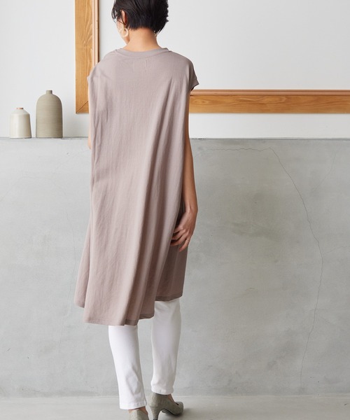 OMNES Another Edition(オムネス アナザーエディション)の「接触冷感レーヨンナイロンノースリーブワイドシルエットチュニック(チュニック・レディース・グリーン/グレイッシュベージュ/ブラック・FREE)」の16枚目の写真