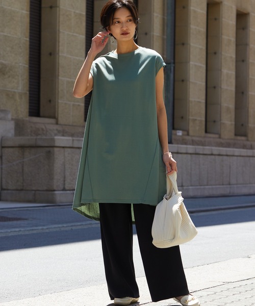 OMNES Another Edition(オムネス アナザーエディション)の「接触冷感レーヨンナイロンノースリーブワイドシルエットチュニック(チュニック・レディース・グリーン/グレイッシュベージュ/ブラック・FREE)」の19枚目の写真