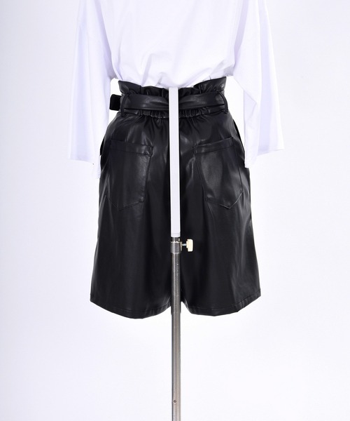 BDONNA（ビドンナ）の「ライトレザー　ショートパンツ（その他パンツ・レディース・ブラック/ベージュ・MEDIUM）」の4枚目の写真