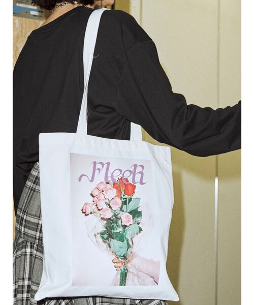 jouetie(ジュエティ)の「フラワーフォトトート BAG(トートバッグ・レディース・ブラック/オフホワイト/ベージュ/ブルー/ピンク/その他1・FREE)」の2枚目の写真