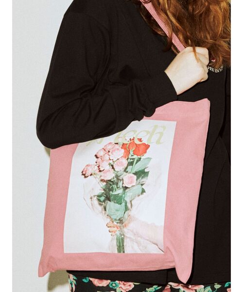 jouetie(ジュエティ)の「フラワーフォトトート BAG(トートバッグ・レディース・ブラック/オフホワイト/ベージュ/ブルー/ピンク/その他1・FREE)」の1枚目の写真