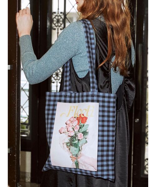 jouetie(ジュエティ)の「フラワーフォトトート BAG(トートバッグ・レディース・ブラック/オフホワイト/ベージュ/ブルー/ピンク/その他1・FREE)」の5枚目の写真