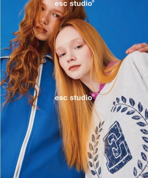 ESC STUDIO(イーエスシースタジオ)の「【ESC STUDIO/イーエスシースタジオ】laurel leaves mtm ロゴ プリント スウェット シャツ オーバーサイズ(スウェット・メンズ・ブラック/杢グレー/ブルー・ONE SIZE)」の4枚目の写真