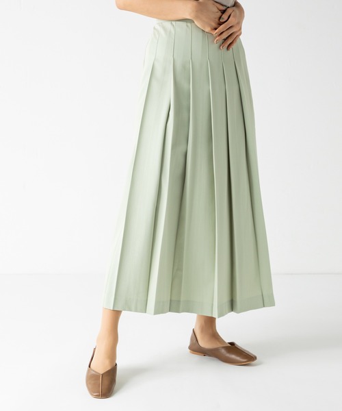 MILLION CARATS(ミリオンカラッツ)の「フロントのプリーツがきれいめな着こなしを導くロングプリーツスカート(スカート・レディース・チャコールグレー/ベージュ/ミント・FREE)」の3枚目の写真