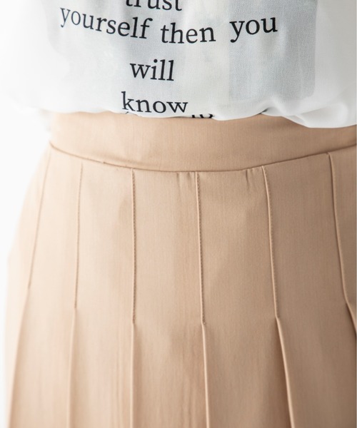 MILLION CARATS(ミリオンカラッツ)の「フロントのプリーツがきれいめな着こなしを導くロングプリーツスカート(スカート・レディース・チャコールグレー/ベージュ/ミント・FREE)」の13枚目の写真