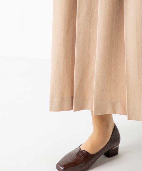 MILLION CARATS(ミリオンカラッツ)の「フロントのプリーツがきれいめな着こなしを導くロングプリーツスカート(スカート・レディース・チャコールグレー/ベージュ/ミント・FREE)」の15枚目の写真