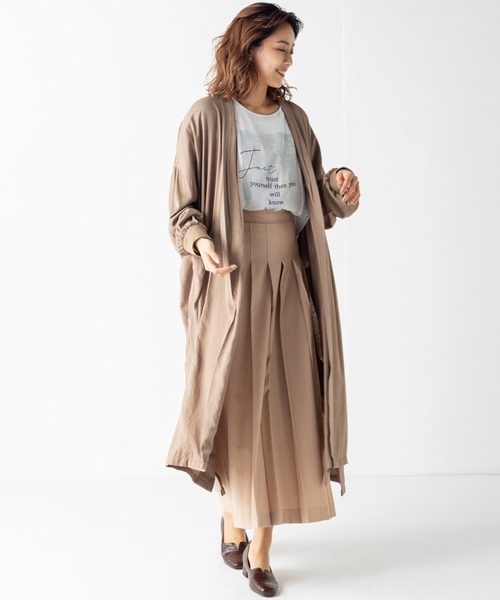MILLION CARATS(ミリオンカラッツ)の「フロントのプリーツがきれいめな着こなしを導くロングプリーツスカート(スカート・レディース・チャコールグレー/ベージュ/ミント・FREE)」の16枚目の写真