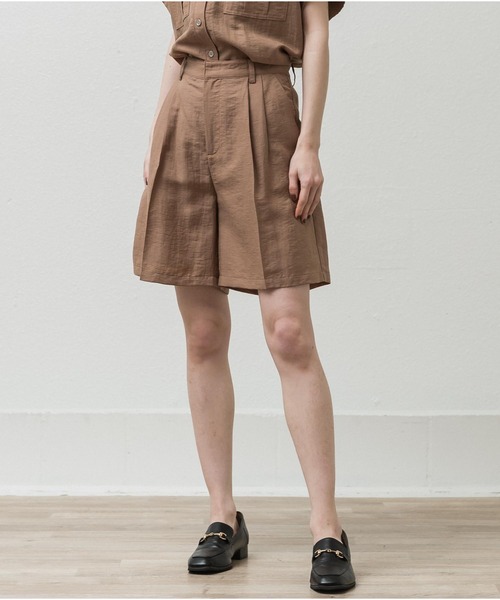 ALLUMER（アリュメール）の「タックショートパンツ（その他パンツ・レディース・ブラック/キャメル・1）」の2枚目の写真