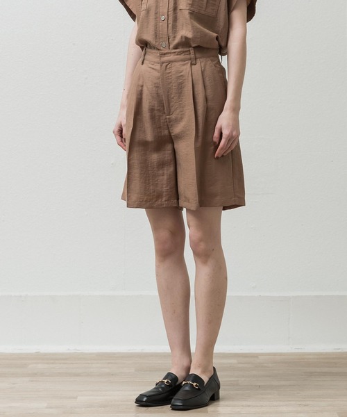ALLUMER（アリュメール）の「タックショートパンツ（その他パンツ・レディース・ブラック/キャメル・1）」の11枚目の写真
