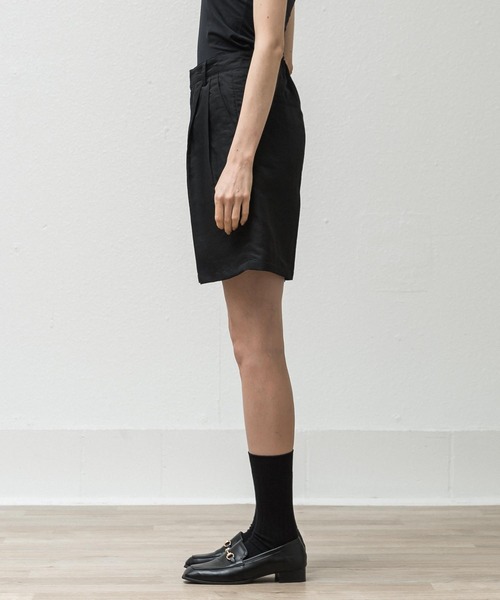 ALLUMER（アリュメール）の「タックショートパンツ（その他パンツ・レディース・ブラック/キャメル・1）」の13枚目の写真
