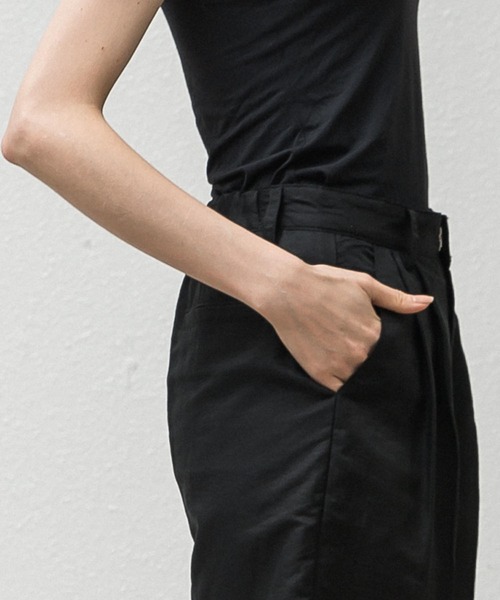 ALLUMER（アリュメール）の「タックショートパンツ（その他パンツ・レディース・ブラック/キャメル・1）」の15枚目の写真