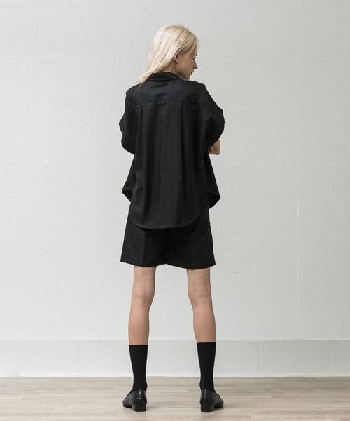 ALLUMER（アリュメール）の「タックショートパンツ（その他パンツ・レディース・ブラック/キャメル・1）」の3枚目の写真