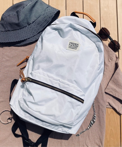FREDRIK PACKERS（フレドリックパッカーズ）の「FREDRIK PACKERS / 420D  DAY PACK（バックパック/リュック・レディース・ホワイト/ネイビー/オリーブ/シルバー/タン/ブラック/チャコールグレー/カーキ・ONESIZE）」の2枚目の写真