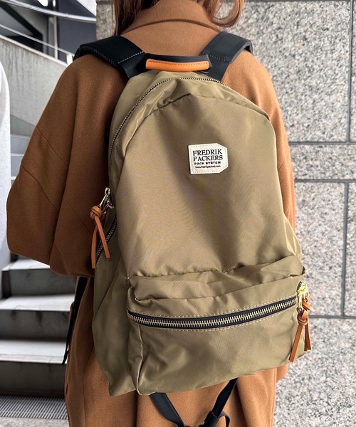 FREDRIK PACKERS（フレドリックパッカーズ）の「FREDRIK PACKERS / 420D  DAY PACK（バックパック/リュック・レディース・ホワイト/ネイビー/オリーブ/シルバー/タン/ブラック/チャコールグレー/カーキ・ONESIZE）」の6枚目の写真