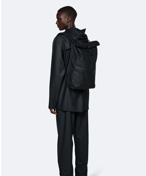 RAINS（レインズ）の「RAINS/レインズ/ROLL TOP RUCKSACK（バックパック/リュック・メンズ・ブラック/ネイビー/チャコールグレー・FREE）」の6枚目の写真
