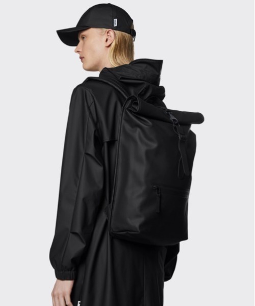 RAINS（レインズ）の「RAINS/レインズ/ROLL TOP RUCKSACK（バックパック/リュック・メンズ・ブラック/ネイビー/チャコールグレー・FREE）」の4枚目の写真