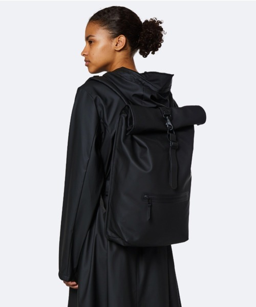 RAINS（レインズ）の「RAINS/レインズ/ROLL TOP RUCKSACK（バックパック/リュック・メンズ・ブラック/ネイビー/チャコールグレー・FREE）」の5枚目の写真
