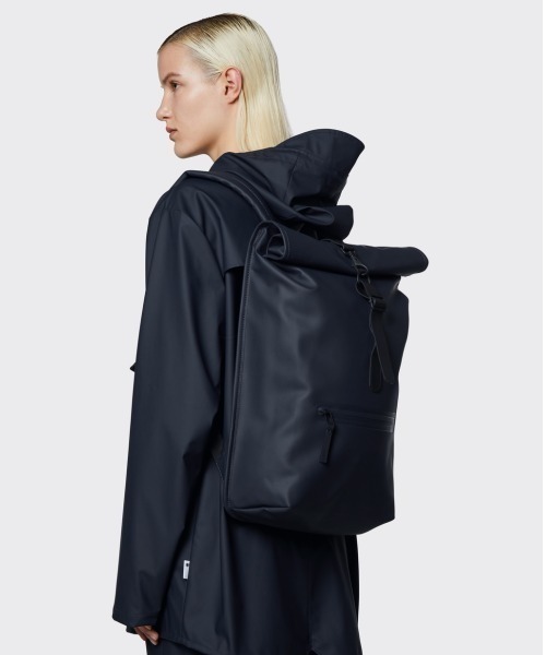 RAINS（レインズ）の「RAINS/レインズ/ROLL TOP RUCKSACK（バックパック/リュック・メンズ・ブラック/ネイビー/チャコールグレー・FREE）」の7枚目の写真