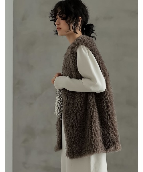 Re:EDIT（リエディ）の「プードルフェイクファーベスト（ノーカラージャケット・レディース・チャコールグレー/アイボリー/グレイッシュベージュ/グレー・MEDIUM）」の11枚目の写真