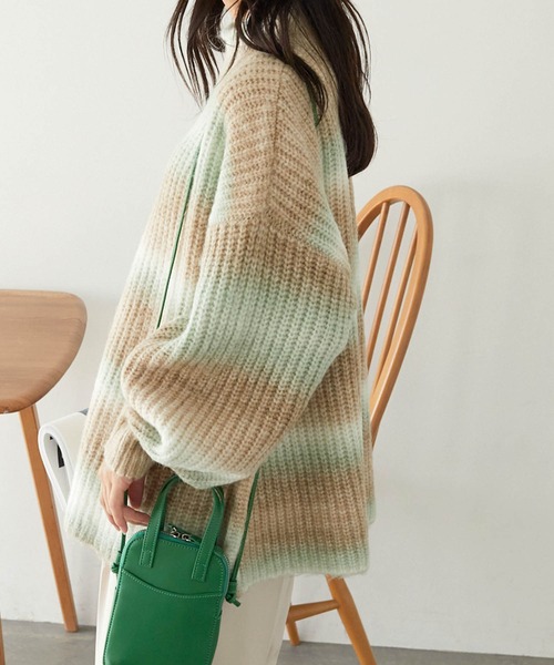 Chaco closet(チャコ クローゼット)の「オーバーサイズグラデーションロールネックニットプルオーバー(ニット/セーター・レディース・パープル/グリーン/ピンク/グレー・FREE)」の20枚目の写真
