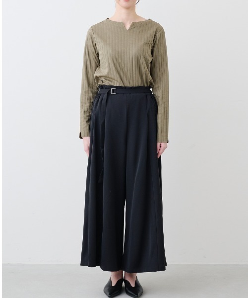 IEDIT(イディット)の「IEDIT タックプリーツデザインのワイドシルエットパンツ(その他パンツ・レディース・ブラック/カーキ・MEDIUM/LARGE/X-LARGE/XX-LARGE)」の3枚目の写真