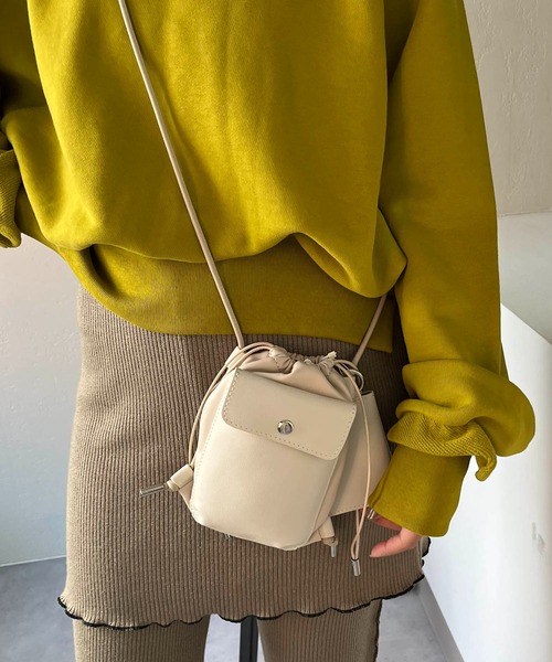 CAPRICIEUX LE'MAGE（カプリシューレマージュ）の「巾着スマホショルダーバッグ（ショルダーバッグ・レディース・アイボリー/ブラック/ベージュ・FREE）」の2枚目の写真