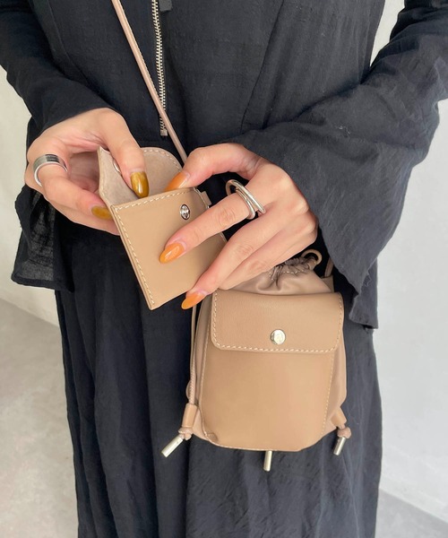 CAPRICIEUX LE'MAGE（カプリシューレマージュ）の「巾着スマホショルダーバッグ（ショルダーバッグ・レディース・アイボリー/ブラック/ベージュ・FREE）」の7枚目の写真