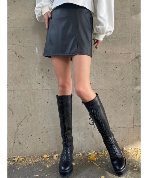 EGOIST（エゴイスト）の「裾スリットフェイクレザーミニスカート（スカート・レディース・ブラウン/ブラック・S/M）」の2枚目の写真