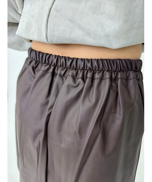 EGOIST（エゴイスト）の「裾スリットフェイクレザーミニスカート（スカート・レディース・ブラウン/ブラック・S/M）」の12枚目の写真