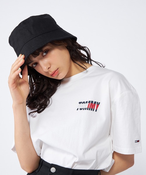 tommy jeans（トミー ジーンズ）の「【オンライン限定】TOMMYバックロゴTシャツ（Tシャツ/カットソー・メンズ・ホワイト/ブラック/グレー・LARGE/MEDIUM/SMALL/X-LARGE/XX-LARGE）」の17枚目の写真
