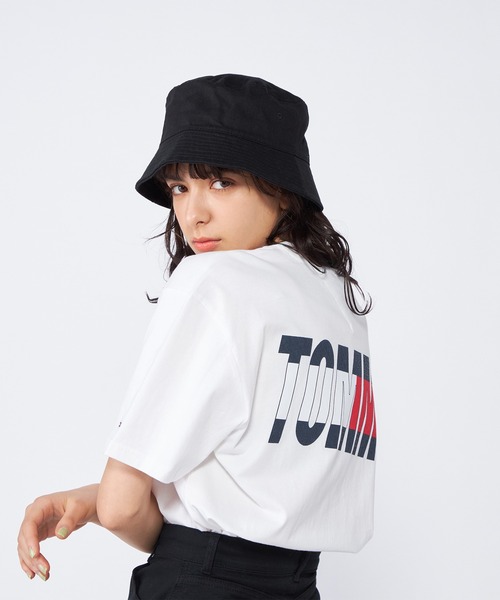 tommy jeans（トミー ジーンズ）の「【オンライン限定】TOMMYバックロゴTシャツ（Tシャツ/カットソー・メンズ・ホワイト/ブラック/グレー・LARGE/MEDIUM/SMALL/X-LARGE/XX-LARGE）」の19枚目の写真