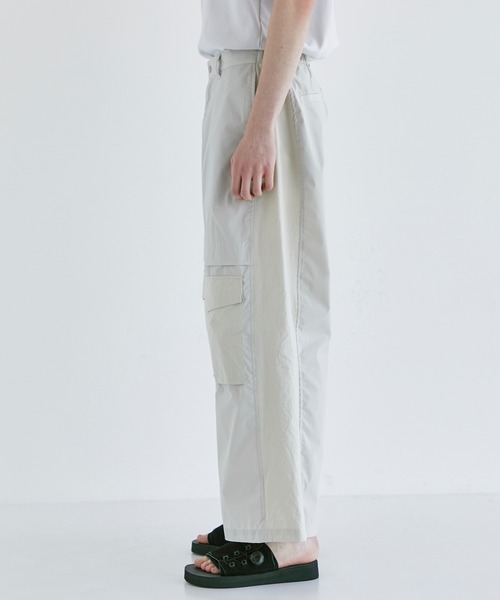 CITY TOKYO（シティトウキョウ）の「SOLOシンセティックドッキングカーゴパンツ（カーゴパンツ・メンズ・グレイッシュベージュ/ブラック・1/2）」の4枚目の写真