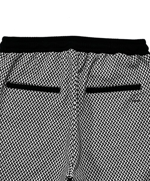 SOMEDIFF(サムディフ)の「【SOMEDIFF】夏のスタイルに刺激をプラス。 総柄ハーフパンツ メンズ 夏服(その他パンツ・メンズ・ホワイト×ブラック/ブラック×グレー/ホワイト・M/XL/L)」の4枚目の写真